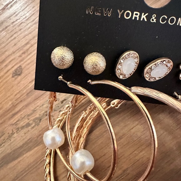 New York & company 6 pairs earrings NWT hoops gold studs pearls - Picture 3 of 5